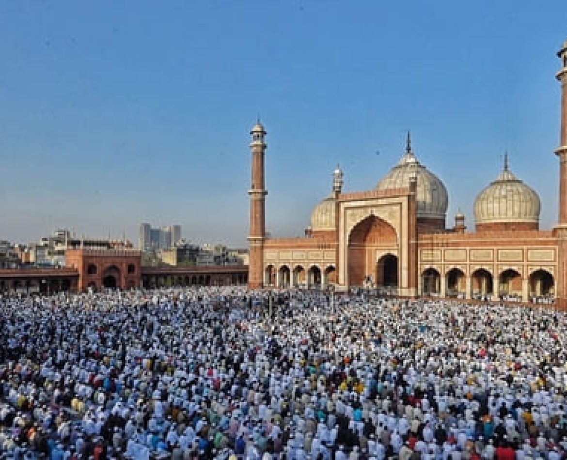 How do muslims celebrate eid ul fitr