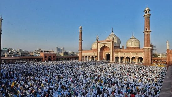 How do muslims celebrate eid ul fitr